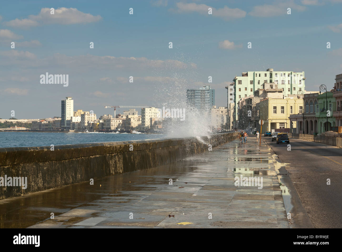 Onde che si infrangono sul Malecon, La Habana, Cuba Foto Stock