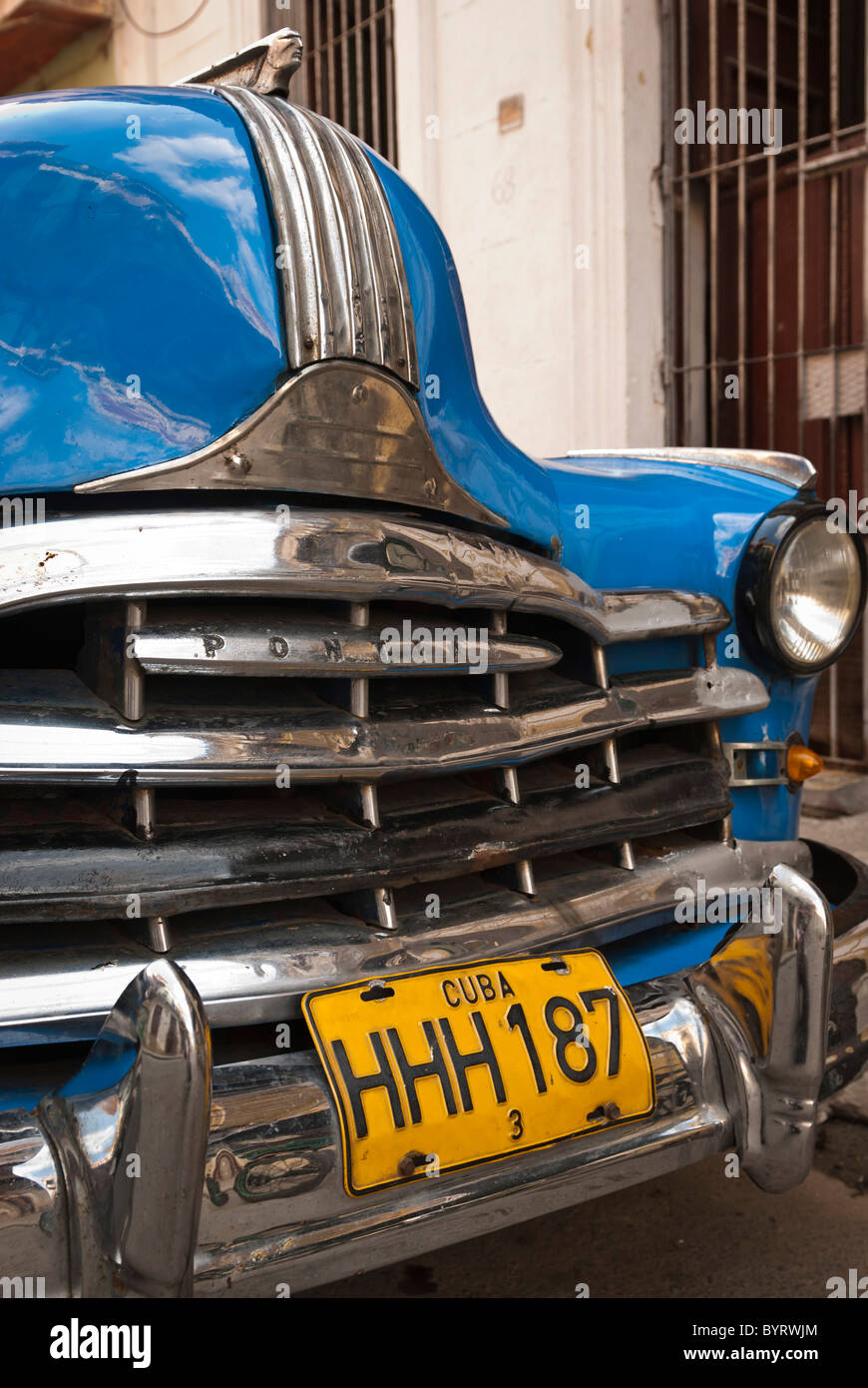 Vecchia Pontiac sulle strade di La Habana, Cuba. Foto Stock
