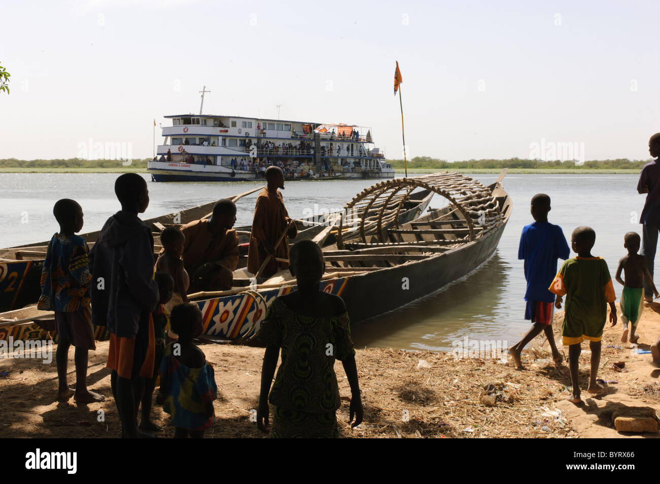 COMANAV traghetto tra Koulikoro e Gao facendo una sosta in uno dei villaggi del Niger Inland Delta. Fiume Niger e Mali. Foto Stock