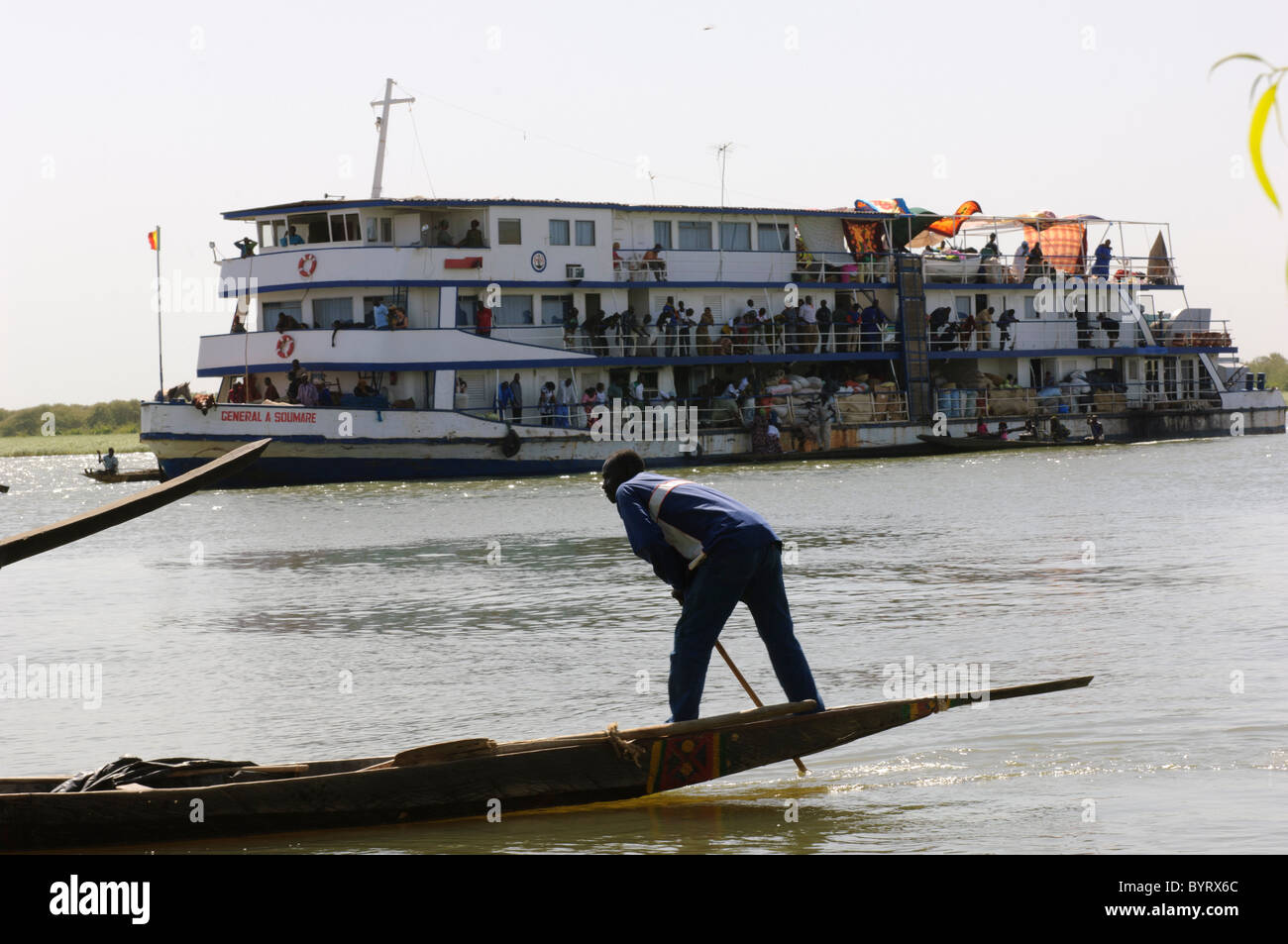 COMANAV traghetto tra Koulikoro e Gao facendo una sosta in uno dei villaggi del Niger Inland Delta. Fiume Niger e Mali. Foto Stock