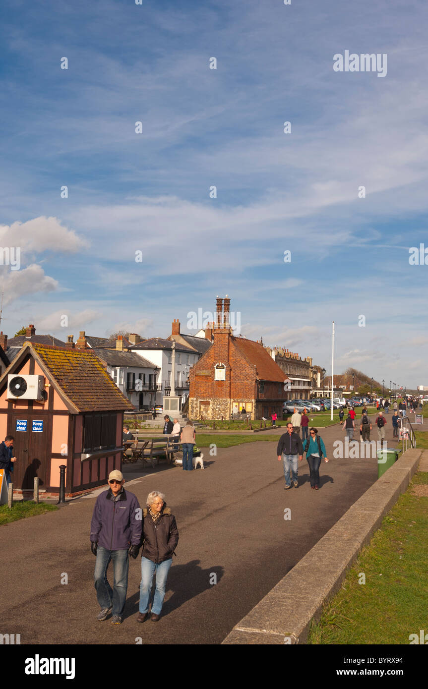 La promenade a Aldeburgh , Suffolk , Inghilterra , Inghilterra , Regno Unito Foto Stock