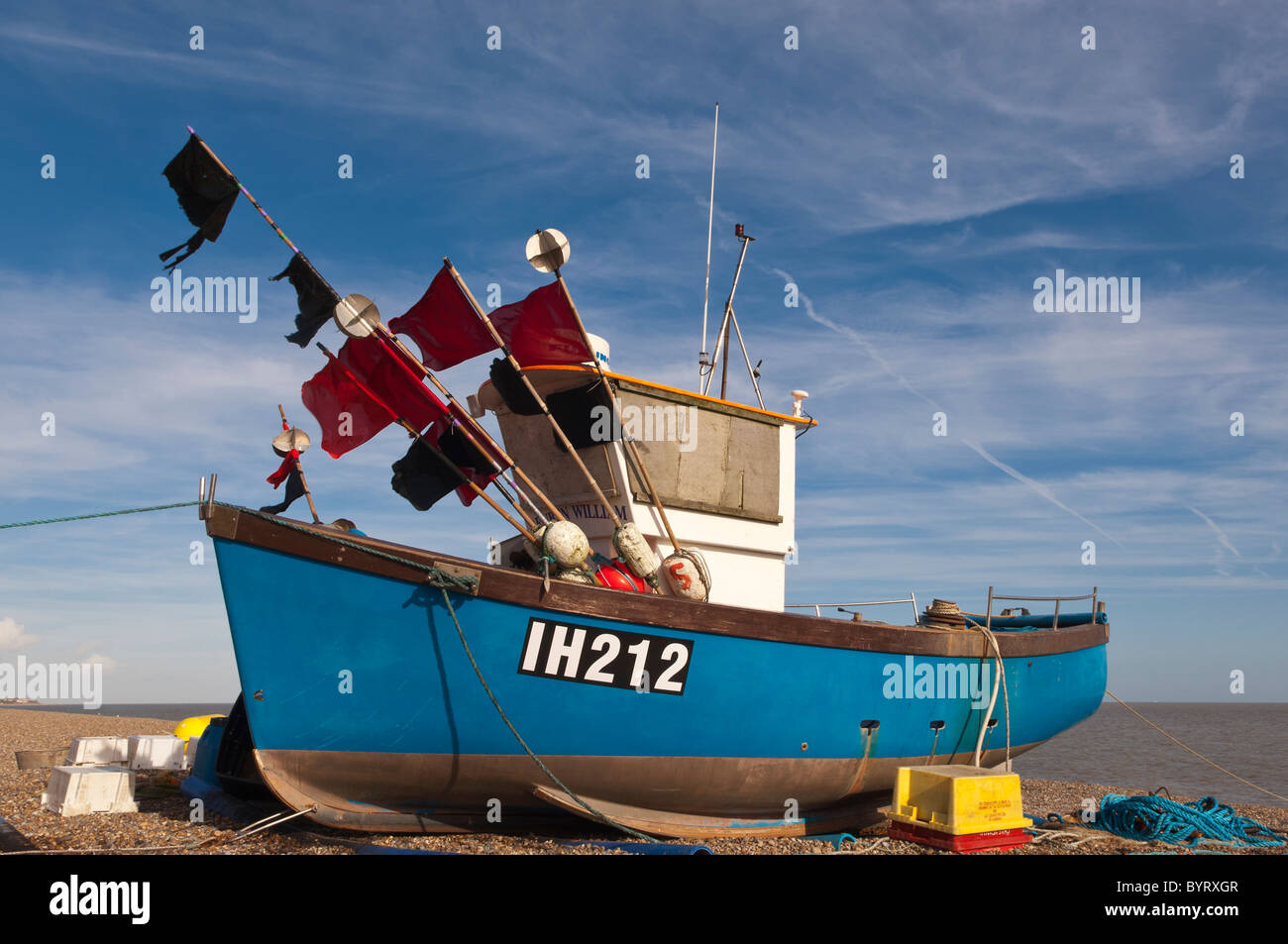 Una barca da pesca sulla spiaggia di Aldeburgh , Suffolk , Inghilterra , Inghilterra , Regno Unito Foto Stock