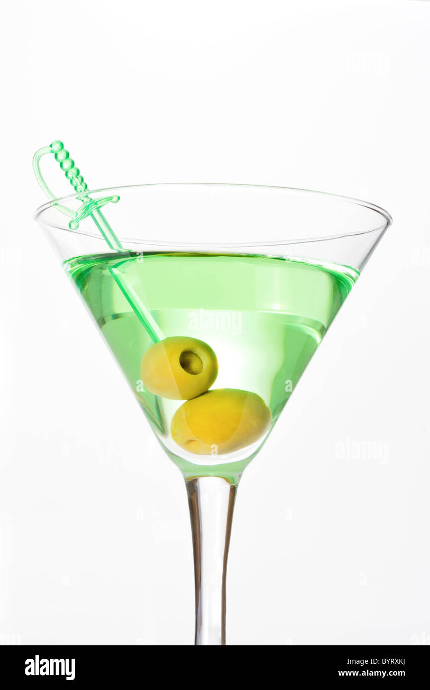 Alcool verde con cocktail martini dry e due olive su spiedino Foto Stock