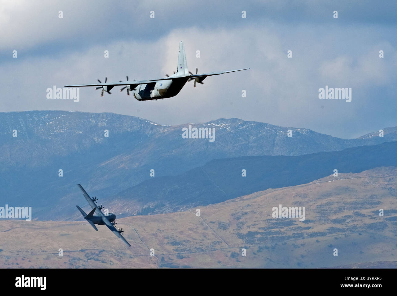 Due C-130 raf teansport plain hercules workhorseLowe aeromobili battenti nel Galles del nord il mach loop vanno così bassa come 250ft Foto Stock