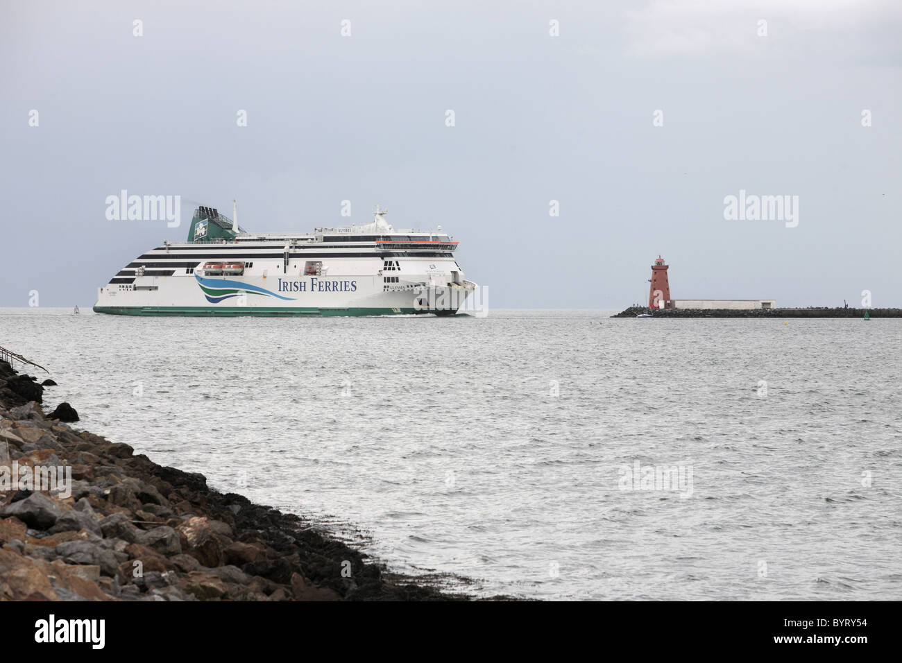 Irlandese nave traghetto ritorna a Dublino Foto Stock