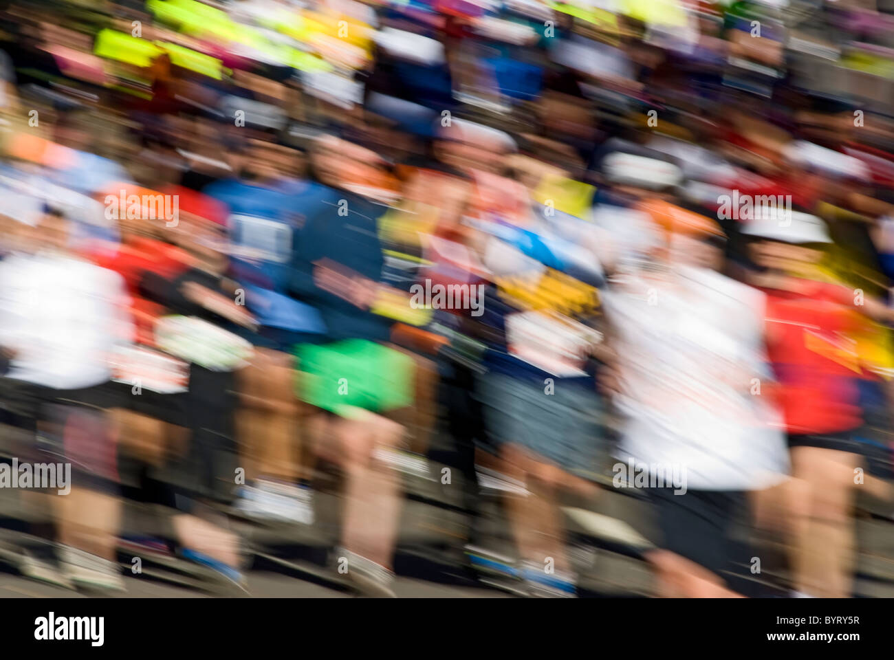 I corridori della maratona hanno offuscato la luce di corsa Foto Stock