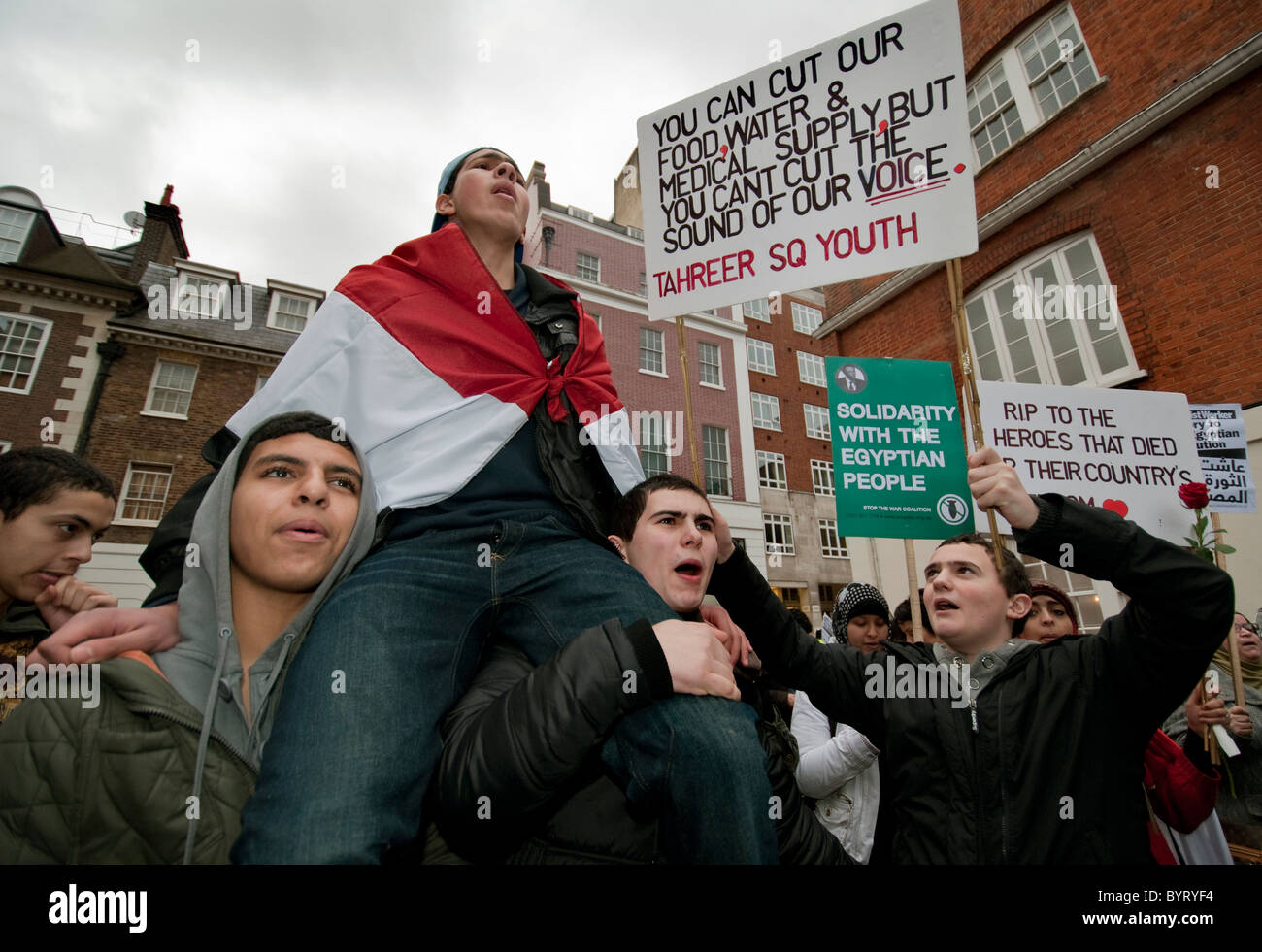 Comunità egiziana in Gran Bretagna per protestare durante la rivoluzione contro Mubarak all ambasciata egiziana Febbraio 2011 Foto Stock