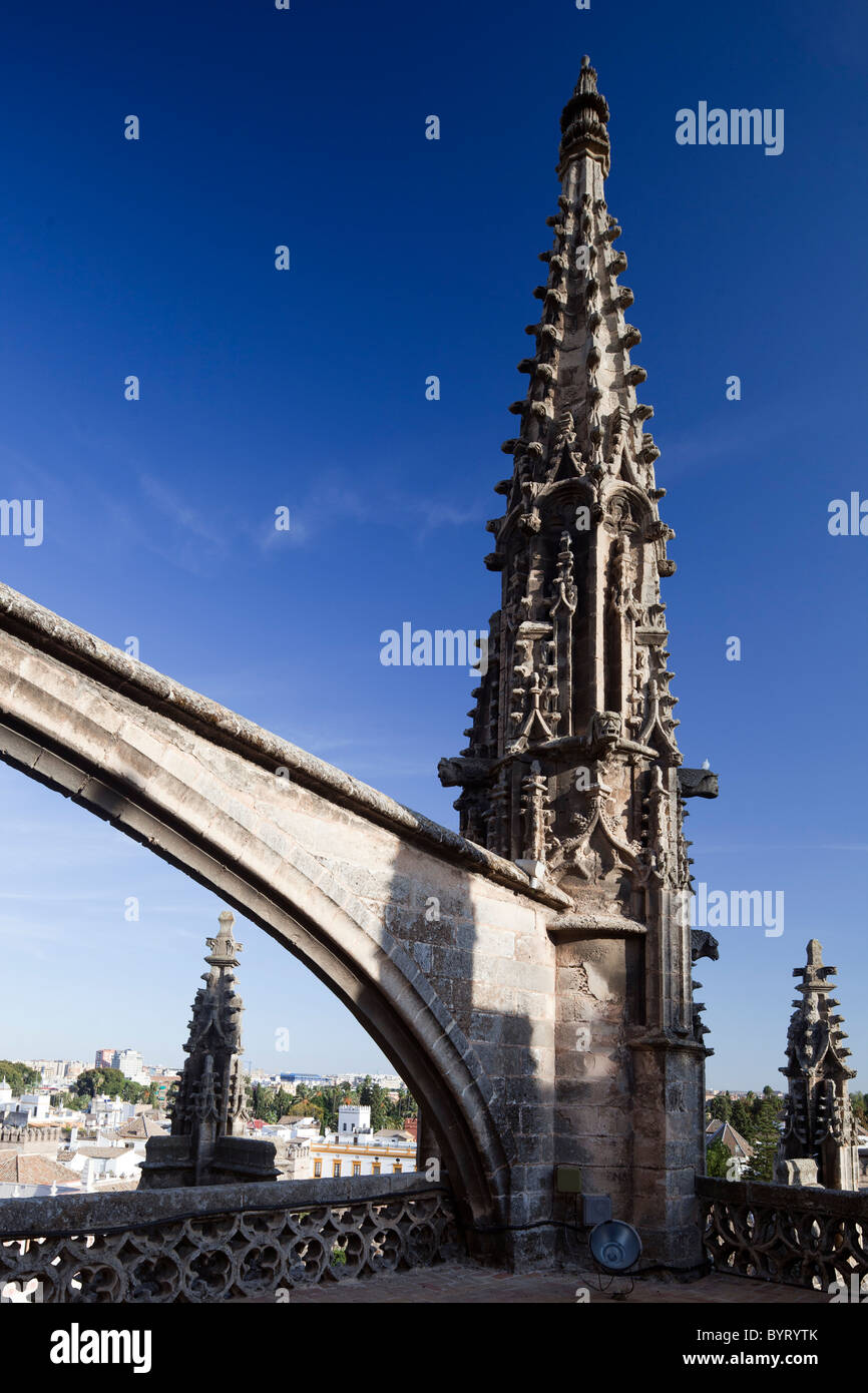 Gothic flying contrafforte e pinnacle sul tetto di Santa Maria de la Sede cattedrale, Siviglia, Spagna Foto Stock