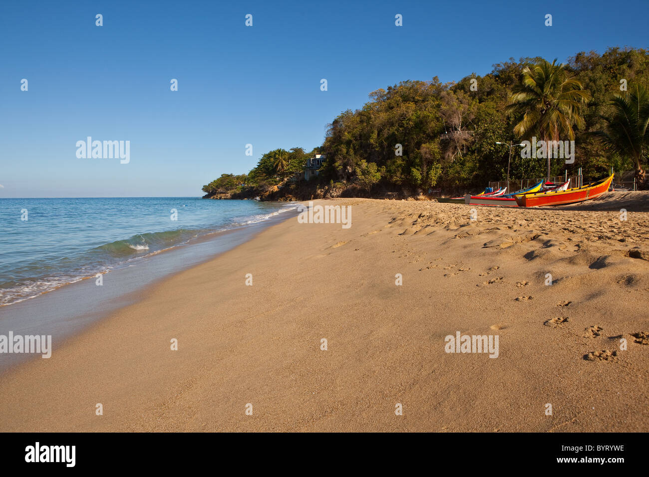 Yolas colorato lungo Crash spiaggia barca Aguadilla Puerto Rico Foto Stock