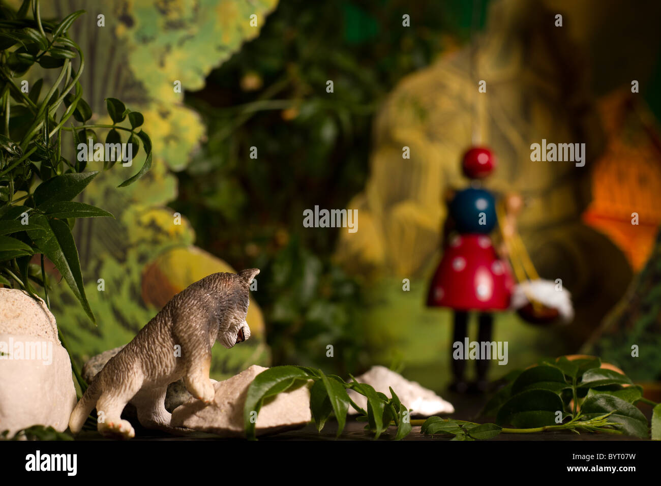 Fairytale in una casa Teatro dei Pupi. Cappuccetto Rosso e il lupo Foto Stock