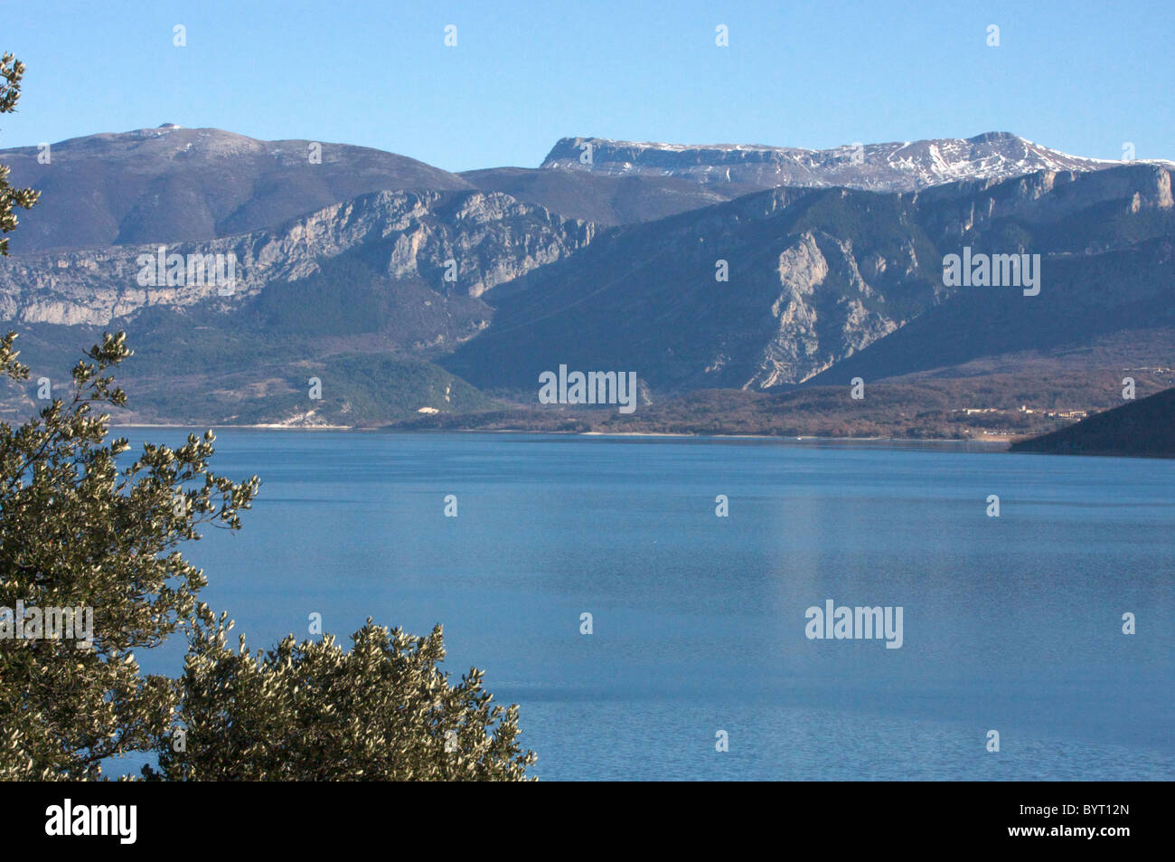 Lago di Sainte-Croix, Verdon, Provenza, Francia e montagne alpine (Alpi, Alpes) Foto Stock