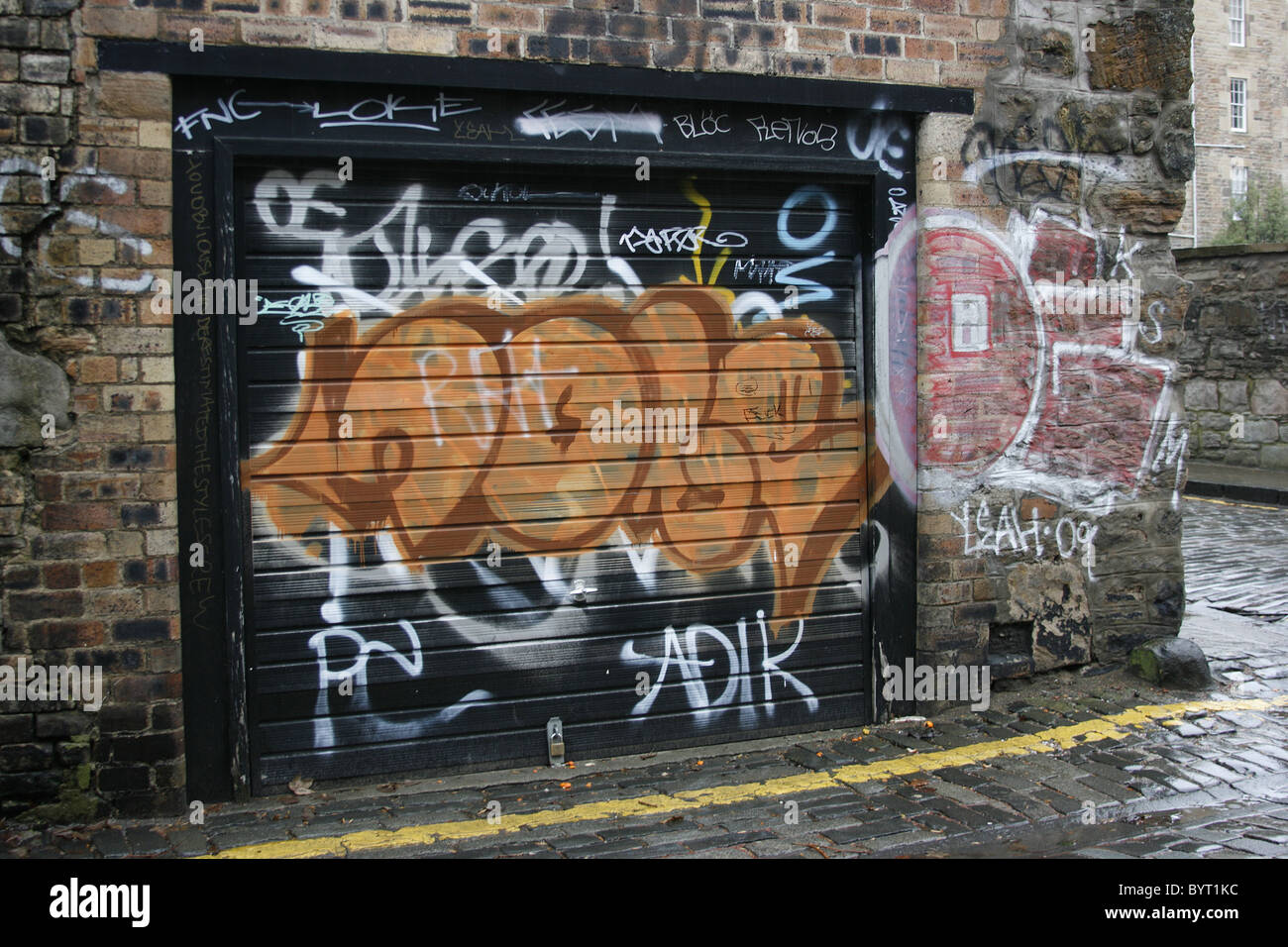 I graffiti sulla porta del garage Foto Stock