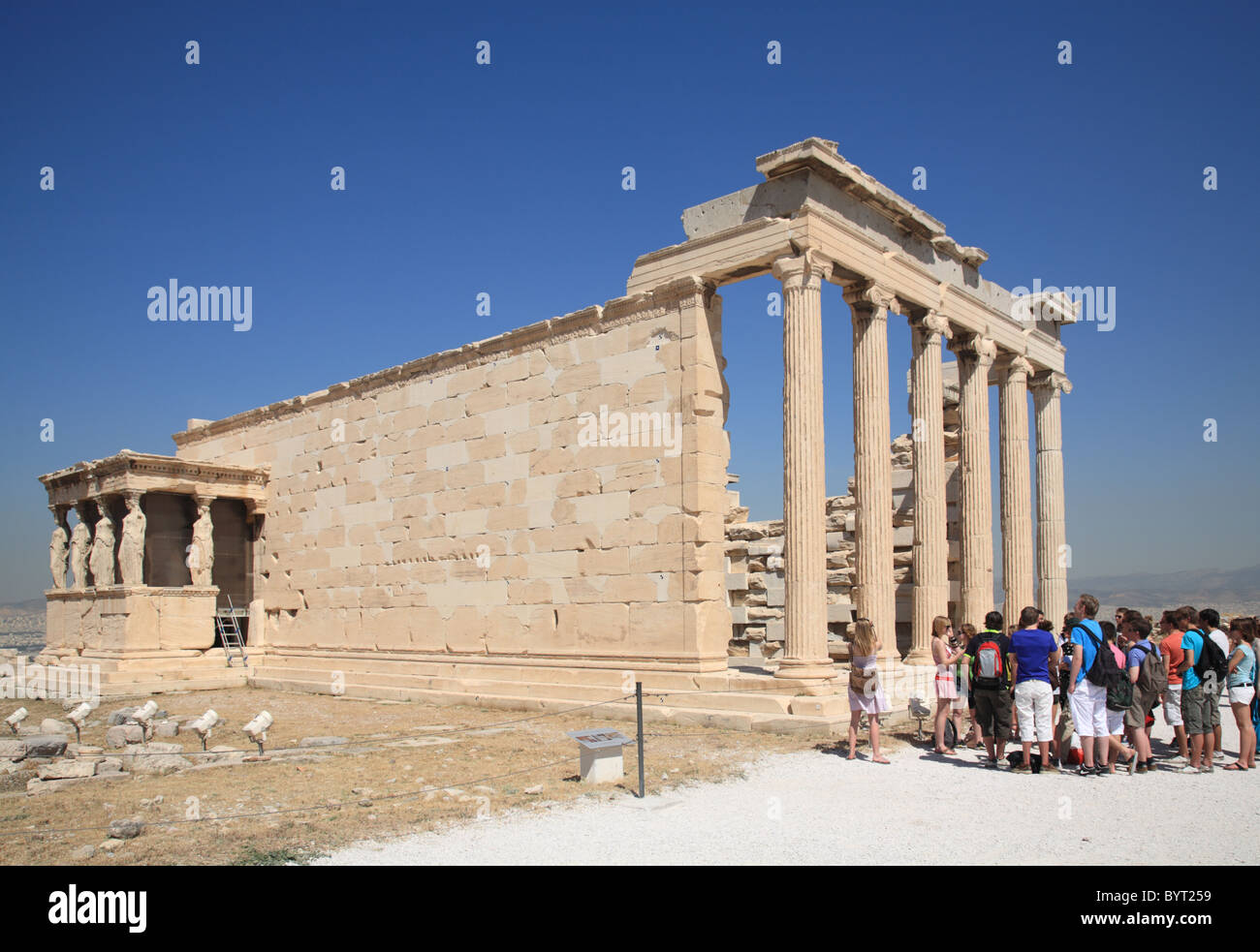 Il Erectheion sotto il portico delle Cariatidi di fanciulle sull'Acropoli di Atene in Grecia Foto Stock