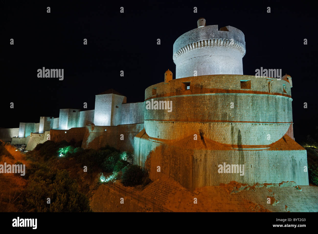 Le mura della città di notte, Dubrovnik, Croazia, del patrimonio Foto Stock
