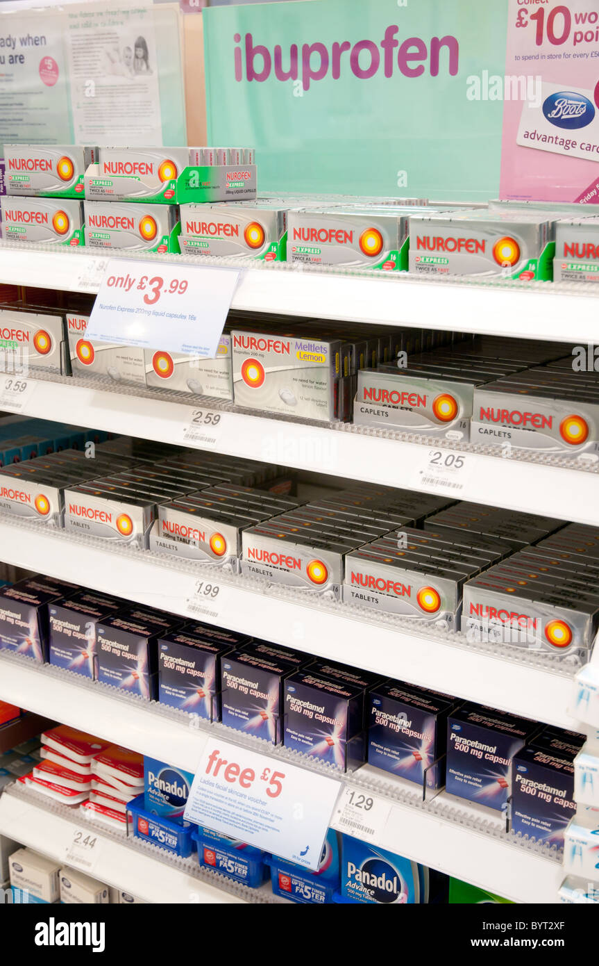 Ibuprofene sezione mostrante Nurofen e paracetamolo sui ripiani di scarponi  la farmacia, London, Regno Unito Foto stock - Alamy