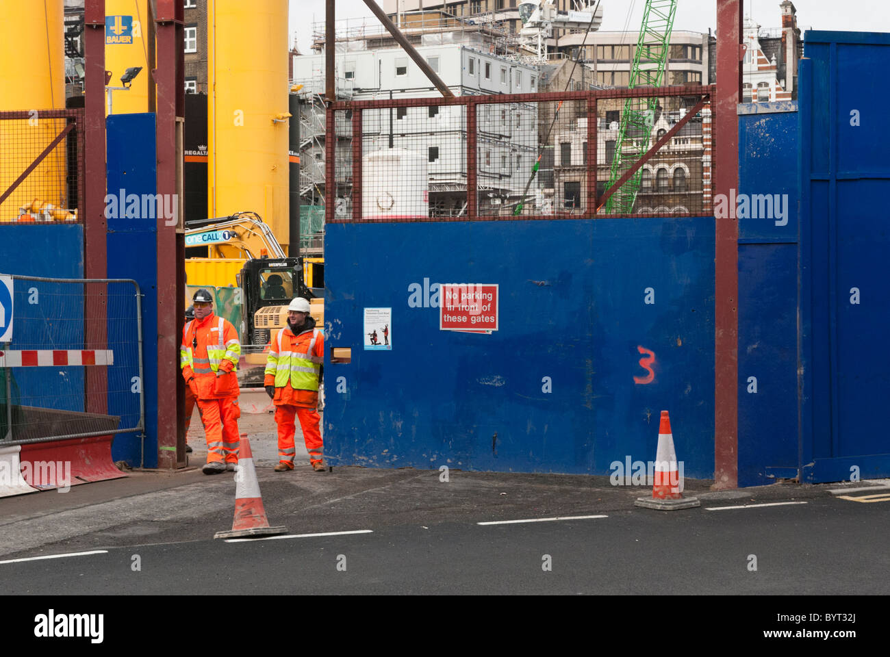 La costruzione della nuova stazione di Tottenham Court Road che sarà parte integrante della metropolitana e la nuova linea di Crossrail. Foto Stock