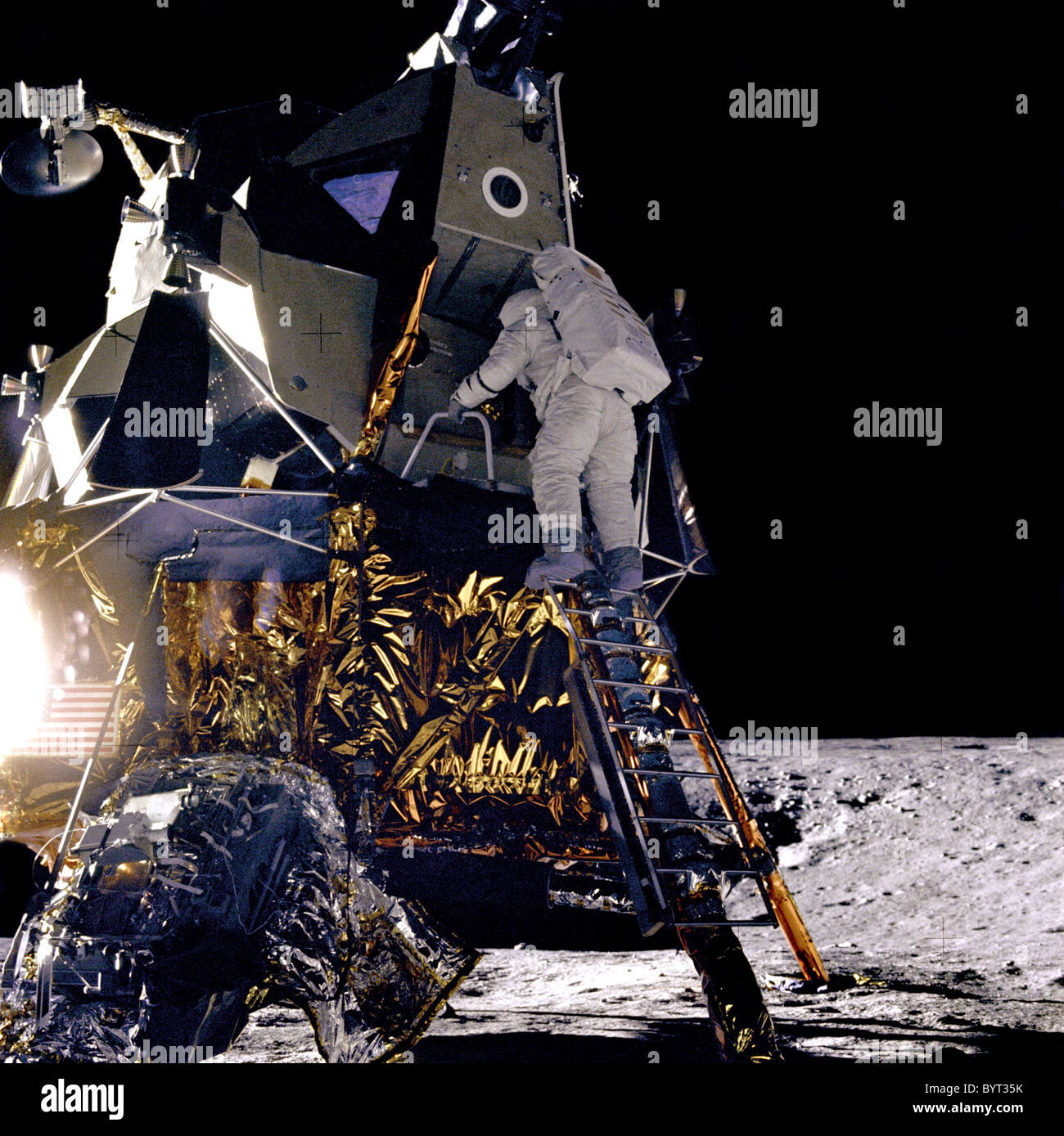 Alan Bean L. sulla scaletta del Modulo Lunare durante l'Apollo 12 missione. Foto Stock