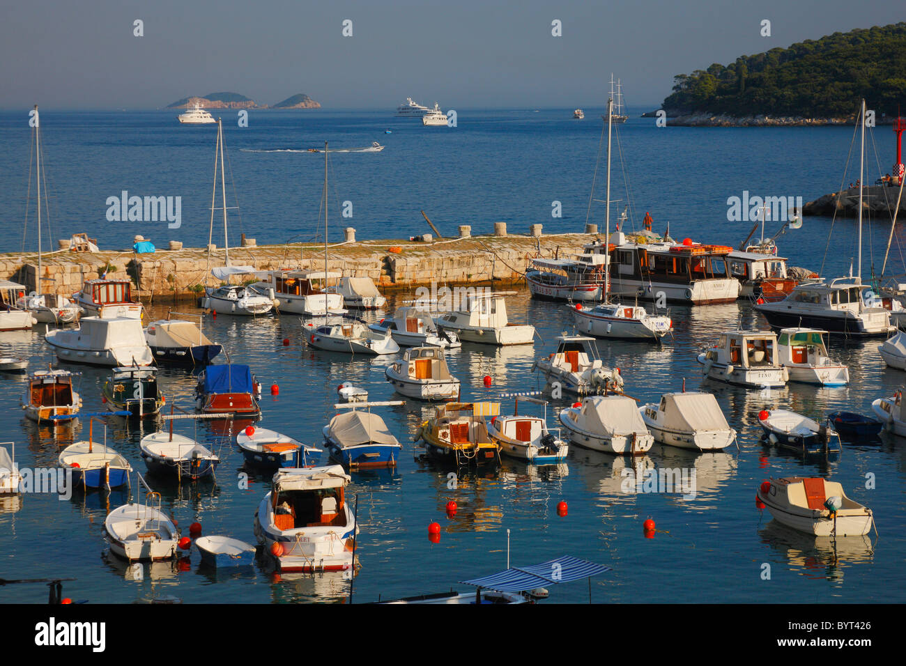 Barche nel porto del paese vecchio di Dubrovnik, Croazia Foto Stock