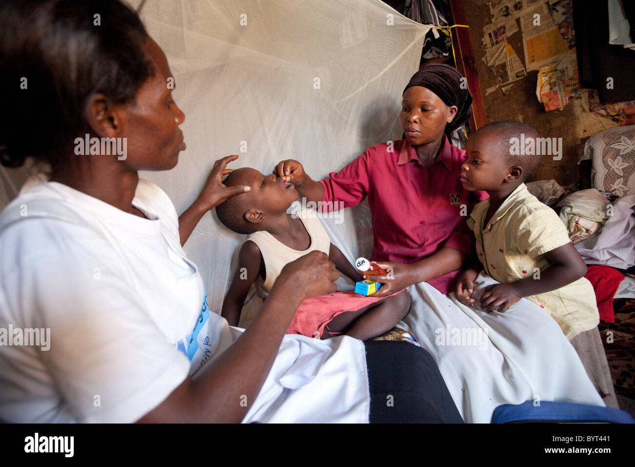 Una community health care outreach visite lavoratore un HIV positiva della famiglia in una delle baraccopoli di Kampala, in Uganda, in Africa orientale. Foto Stock