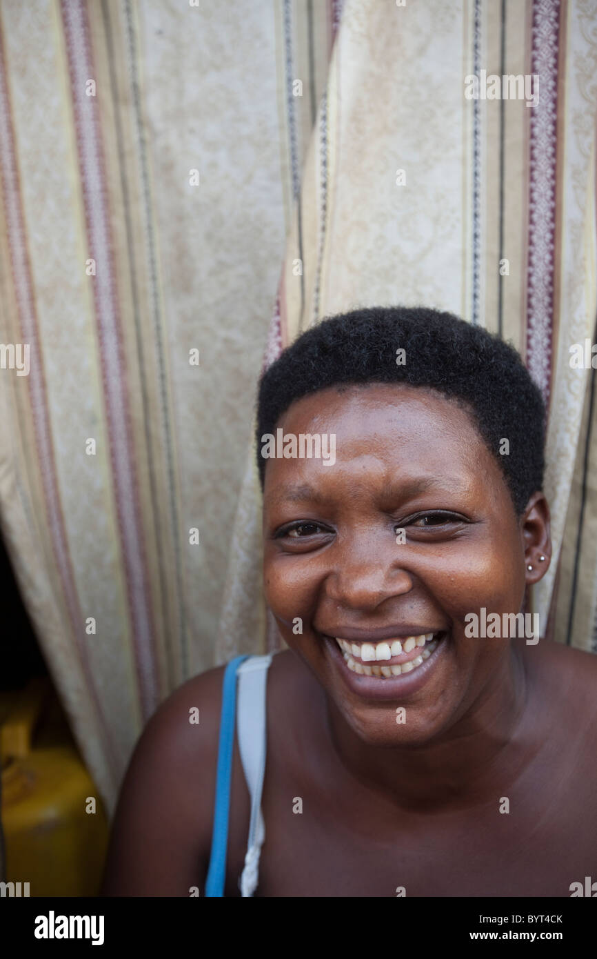 Una giovane donna urbana vivono a Kampala in Uganda, Africa orientale. Foto Stock