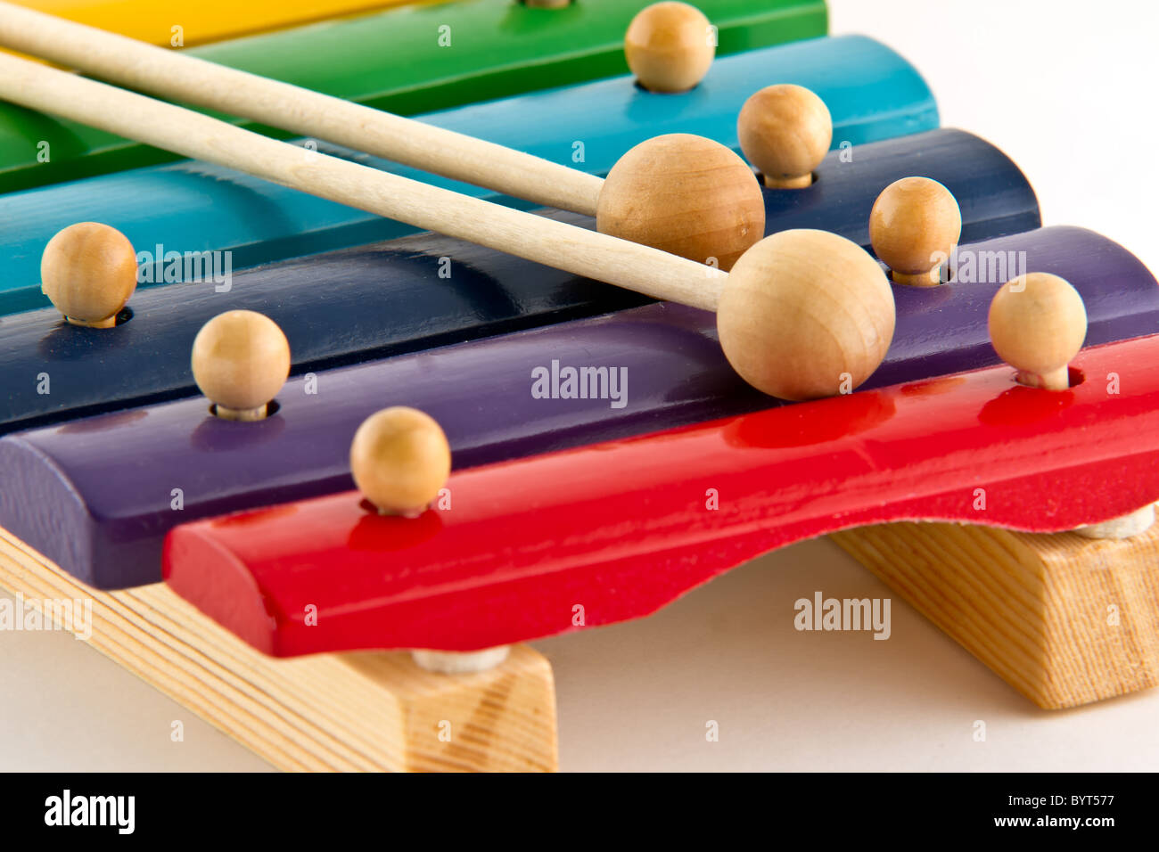 Coloratissimo xilofono di legno su sfondo bianco Foto Stock