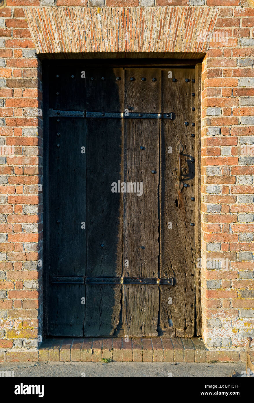 La vecchia porta in un muro di mattoni Foto Stock
