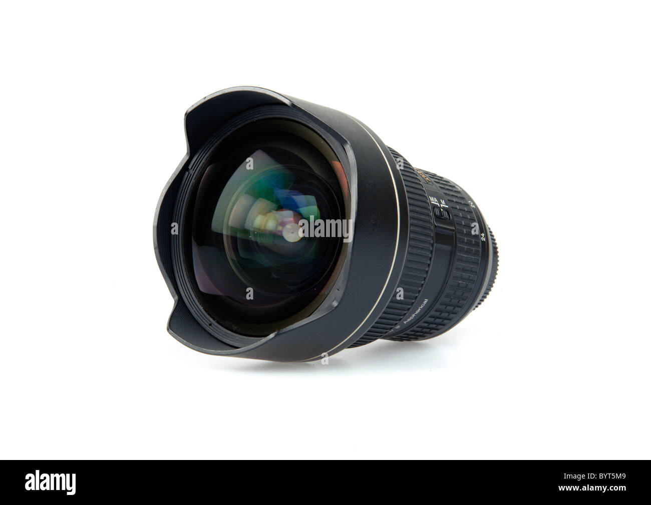 Nikkor 14-24 mm f/2.8 ultra grandangolare per fotocamere Nikon intaglio su sfondo bianco Foto Stock