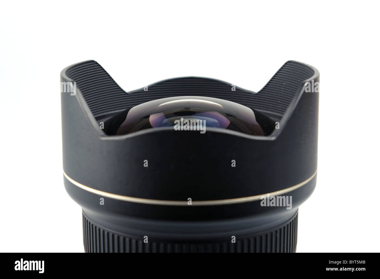 Dettaglio di tiro dell'elemento anteriore di un Nikkor 14-24 mm f/2.8 ultra grandangolare per fotocamere Nikon su sfondo bianco Foto Stock