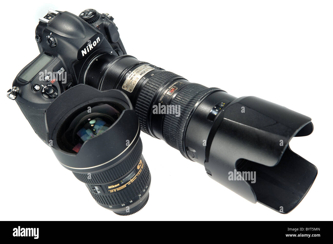 Angolo di alta vista di una Nikon D3 fotocamera digitale con Nikkor  70-200mm f/2.8 VR e da 14-24 mm f/2.8 lenti intaglio su sfondo bianco Foto  stock - Alamy