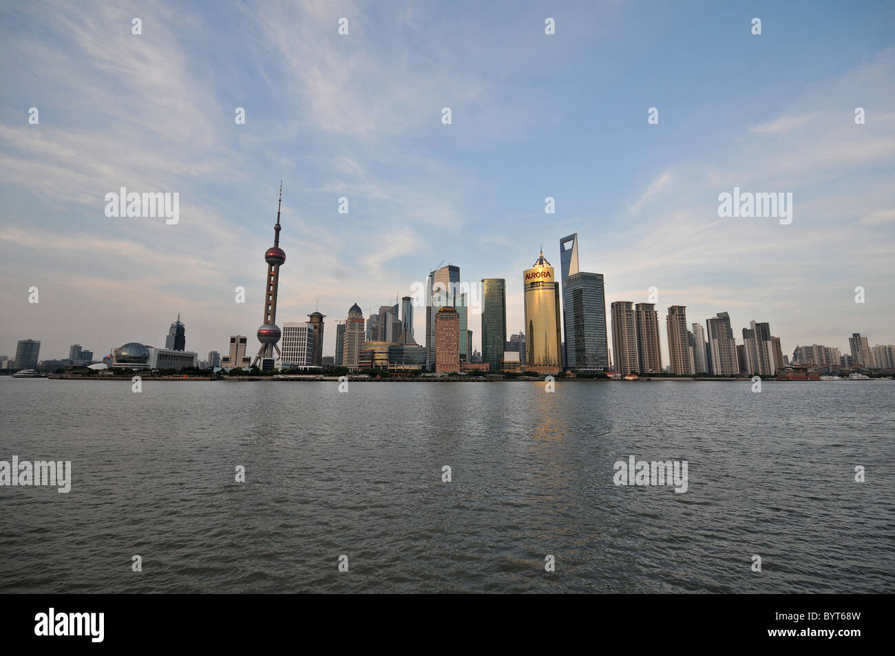 Lo skyline di Shanghai edifici attraverso il fiume Huangpu Foto Stock