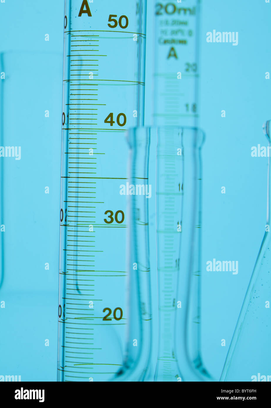 Measuring cylinders immagini e fotografie stock ad alta risoluzione - Alamy