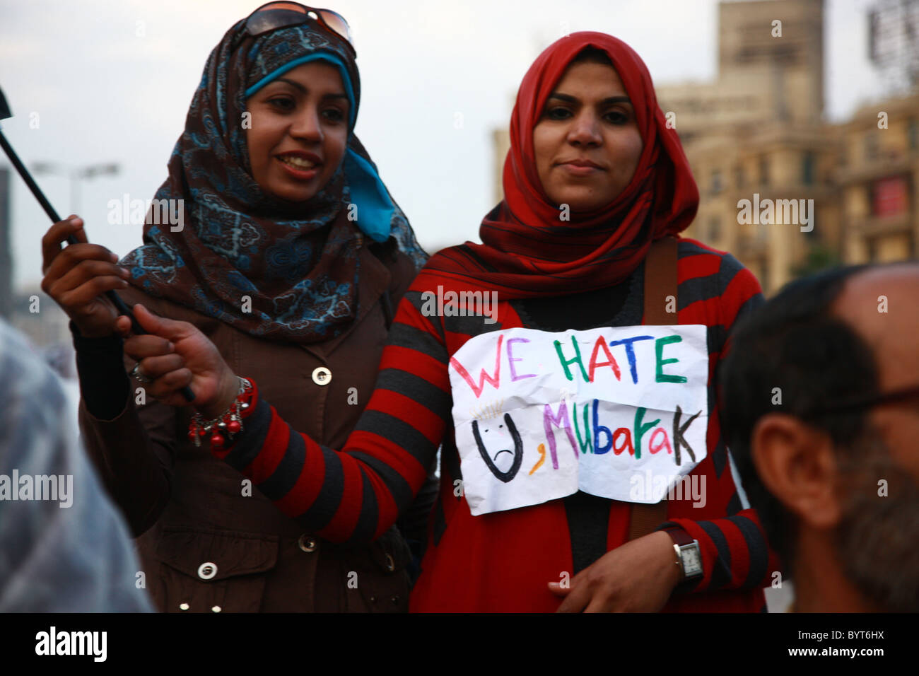 Le donne parlano mentre presbettano le barricate della piazza Tahrir del Cairo Durante la Rivoluzione egiziana del 2011 Foto Stock