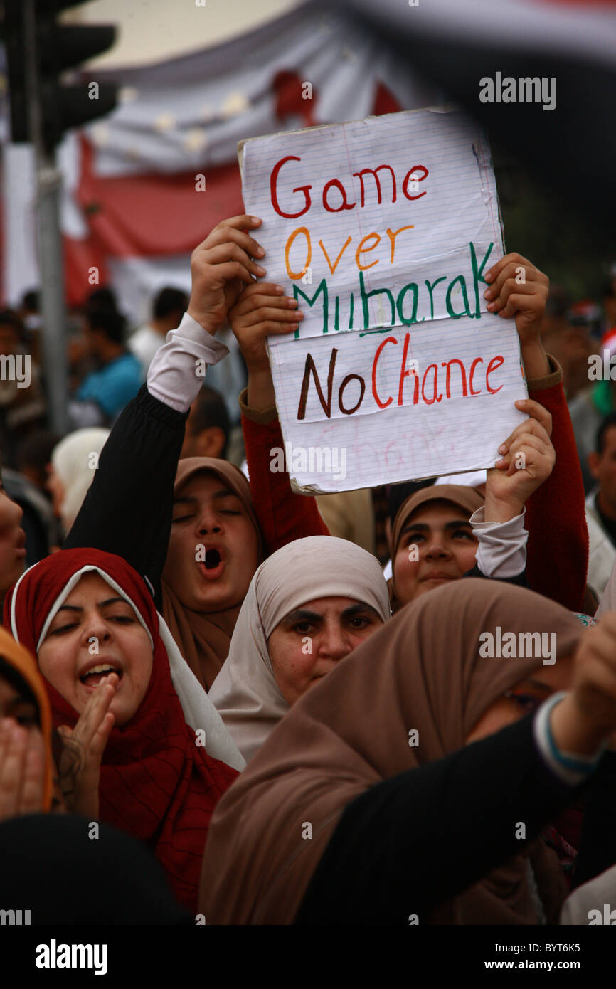 Le donne parlano mentre presbettano le barricate della piazza Tahrir del Cairo Durante la Rivoluzione egiziana del 2011 Foto Stock