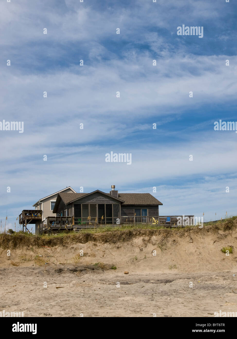 Spiaggia di fronte a casa in Nag testa su North Carolinas Outer Banks. La casa si siede su una duna con una bella cloudscape sopra Foto Stock