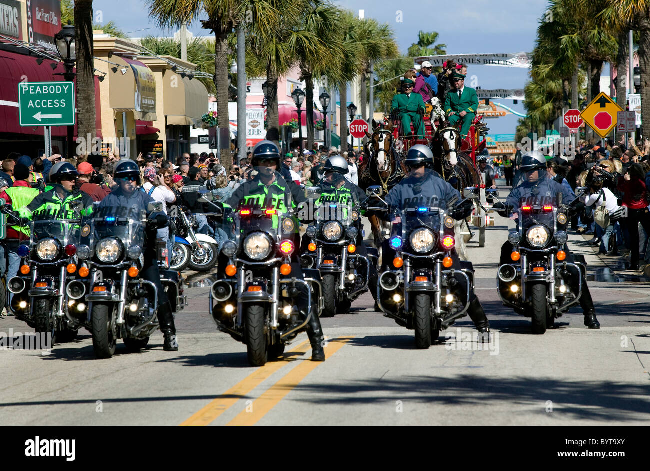 Motociclisti di polizia sulla parata nel Main St Daytona Bubwieser (Cavalli) Foto Stock