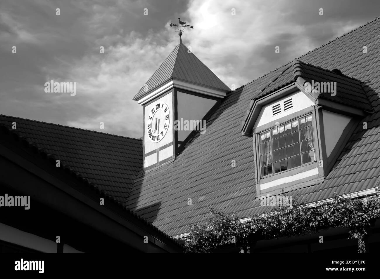 Tetto in tegole e la torre dell orologio, Solvang, California Foto Stock