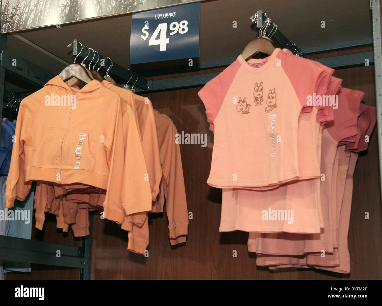 Sarah Jessica Parker - è la sua nuova etichetta "morso" dell'apertura del  negozio a 'Steve e Barry' che le scorte la linea di abbigliamento morso  progettato Foto stock - Alamy