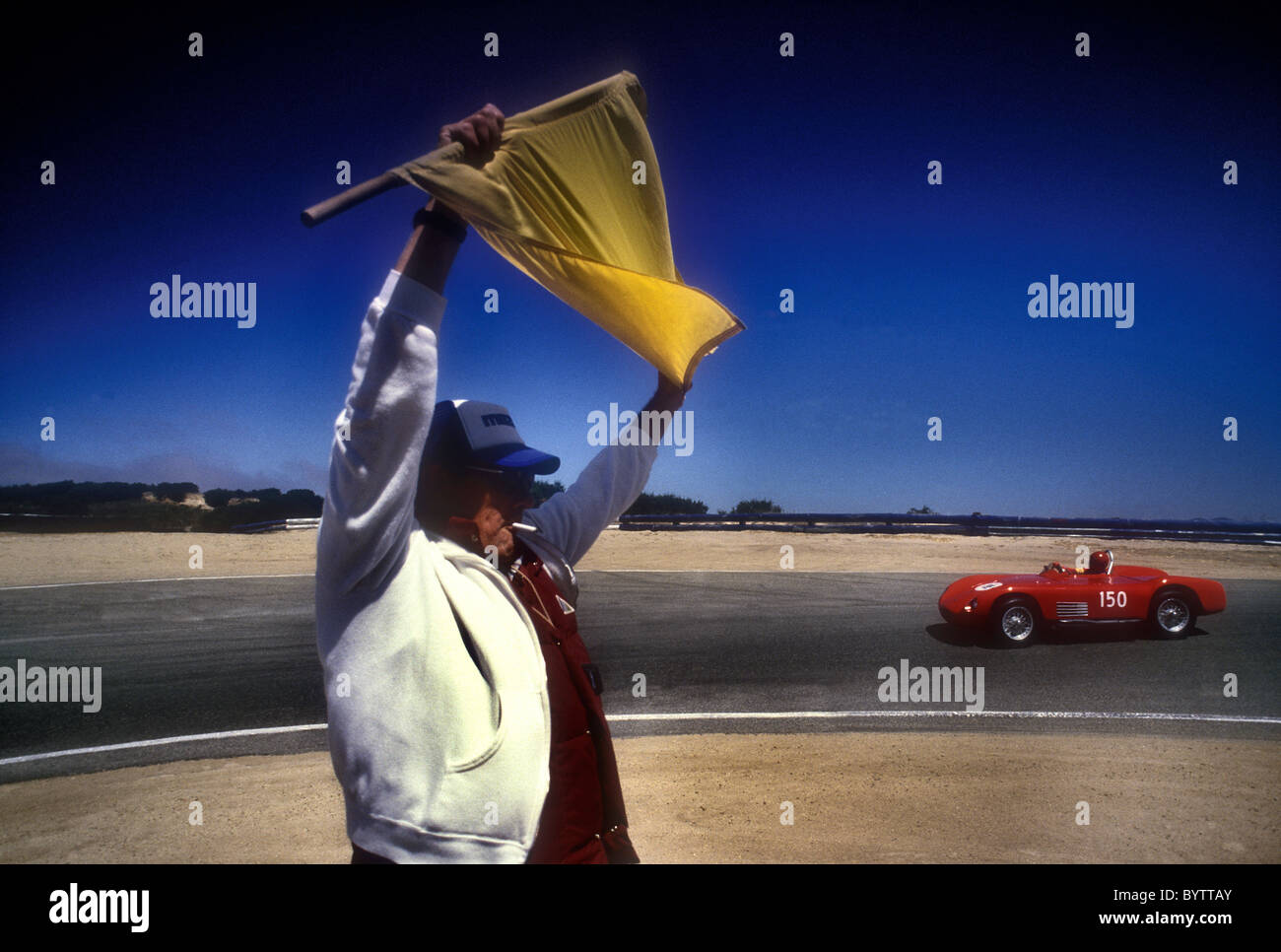 Il maresciallo di bandiera con bandiera gialla a Monterey Historic gare Laguna Seca California USA 1986 Foto Stock