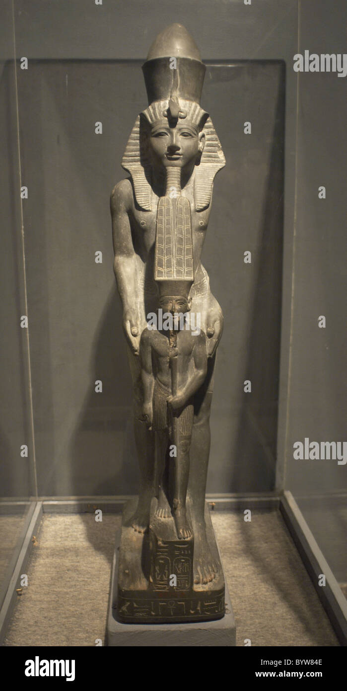 Arte Egizia Il faraone Ramses IV accanto al dio Amon. Xx dinastia. Nuovo Regno. Museo di Luxor. L'Egitto. Foto Stock