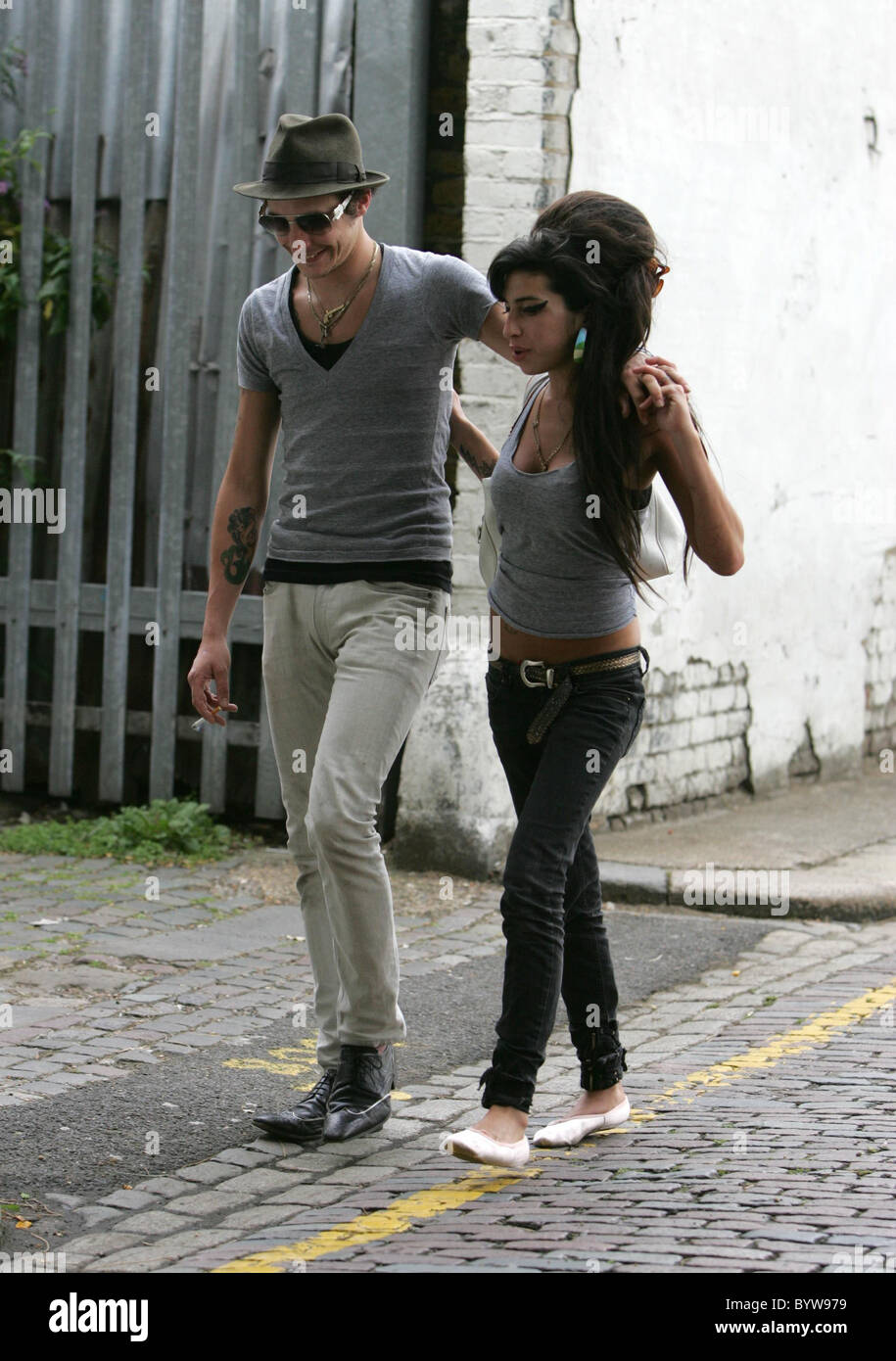 Amy Winehouse e il marito Blake Fielder-Civil lasciare la propria casa per andare a pranzo insieme. Amy è stato nominato per il prestigioso Foto Stock