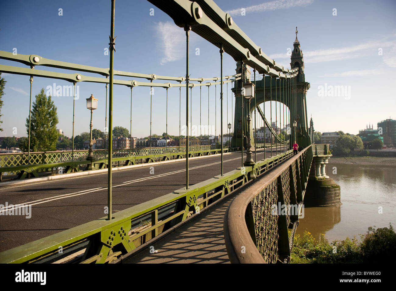 Il sentiero sopra Hammersmith Bridge spanning il Tamigi in London W6, 2010 Foto Stock