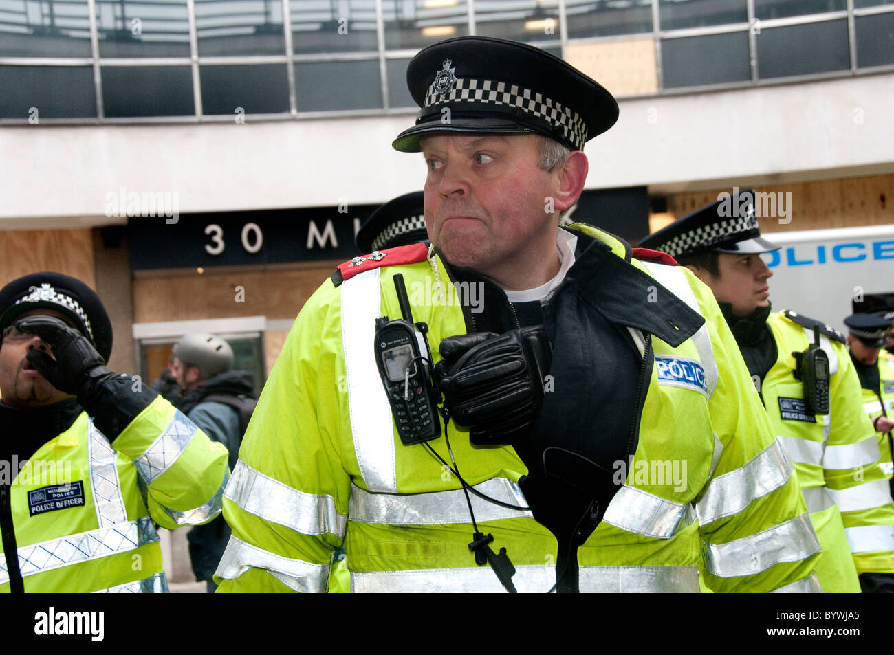 Funzionario di polizia sul dovere alla protesta studentesca a Milbank Tower nel centro di Londra Foto Stock