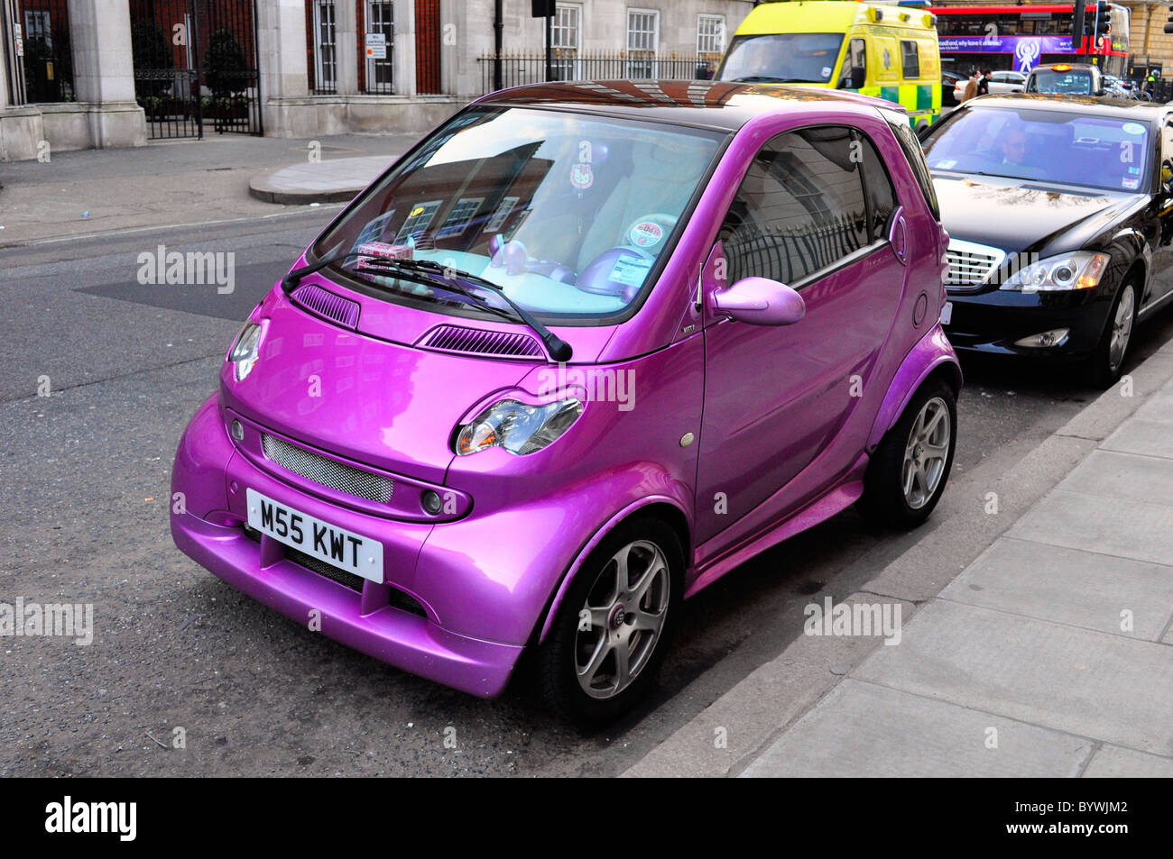 Pink smart car immagini e fotografie stock ad alta risoluzione - Alamy