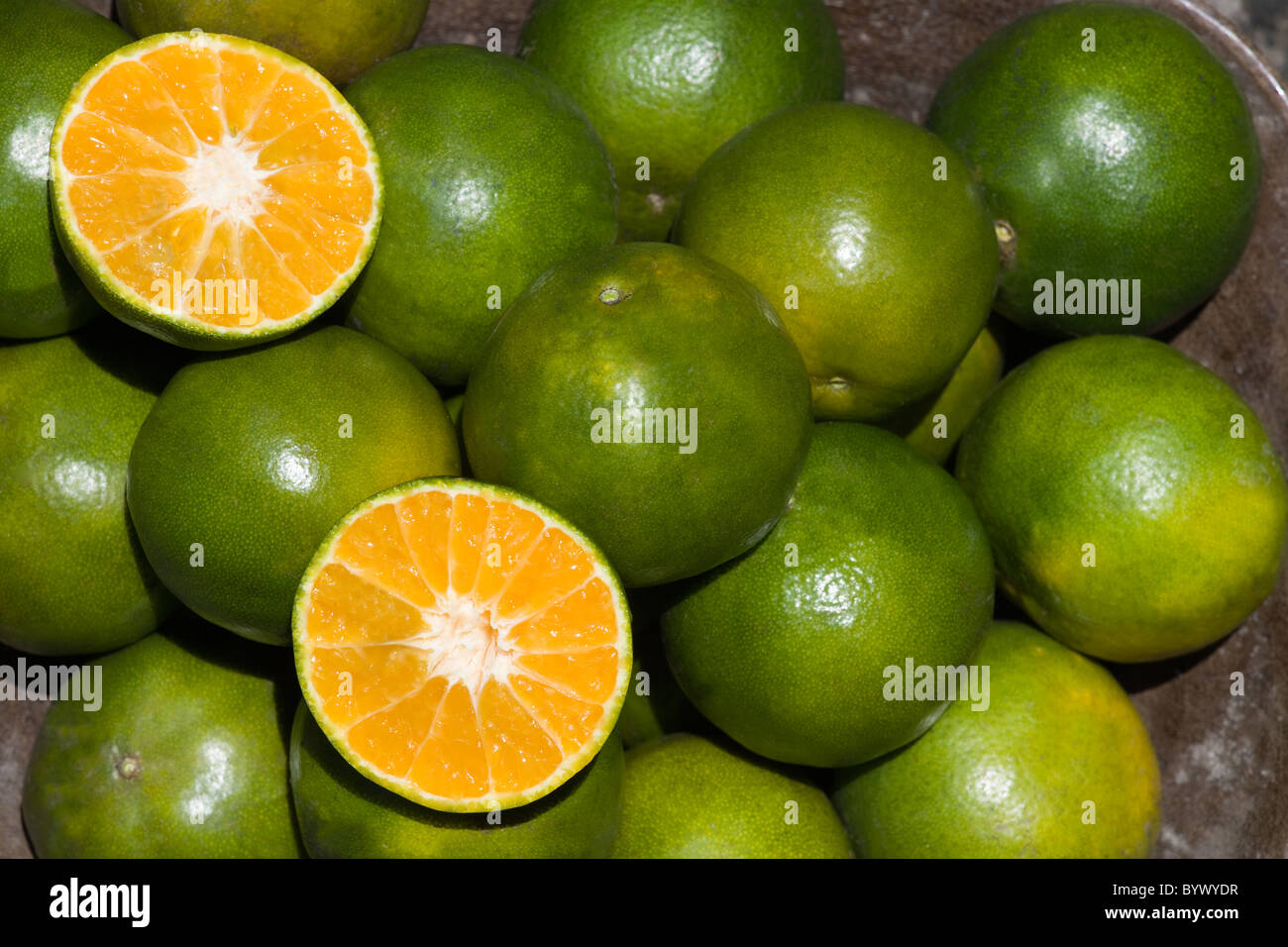 Arance in una tazza, uno è aperto Foto Stock