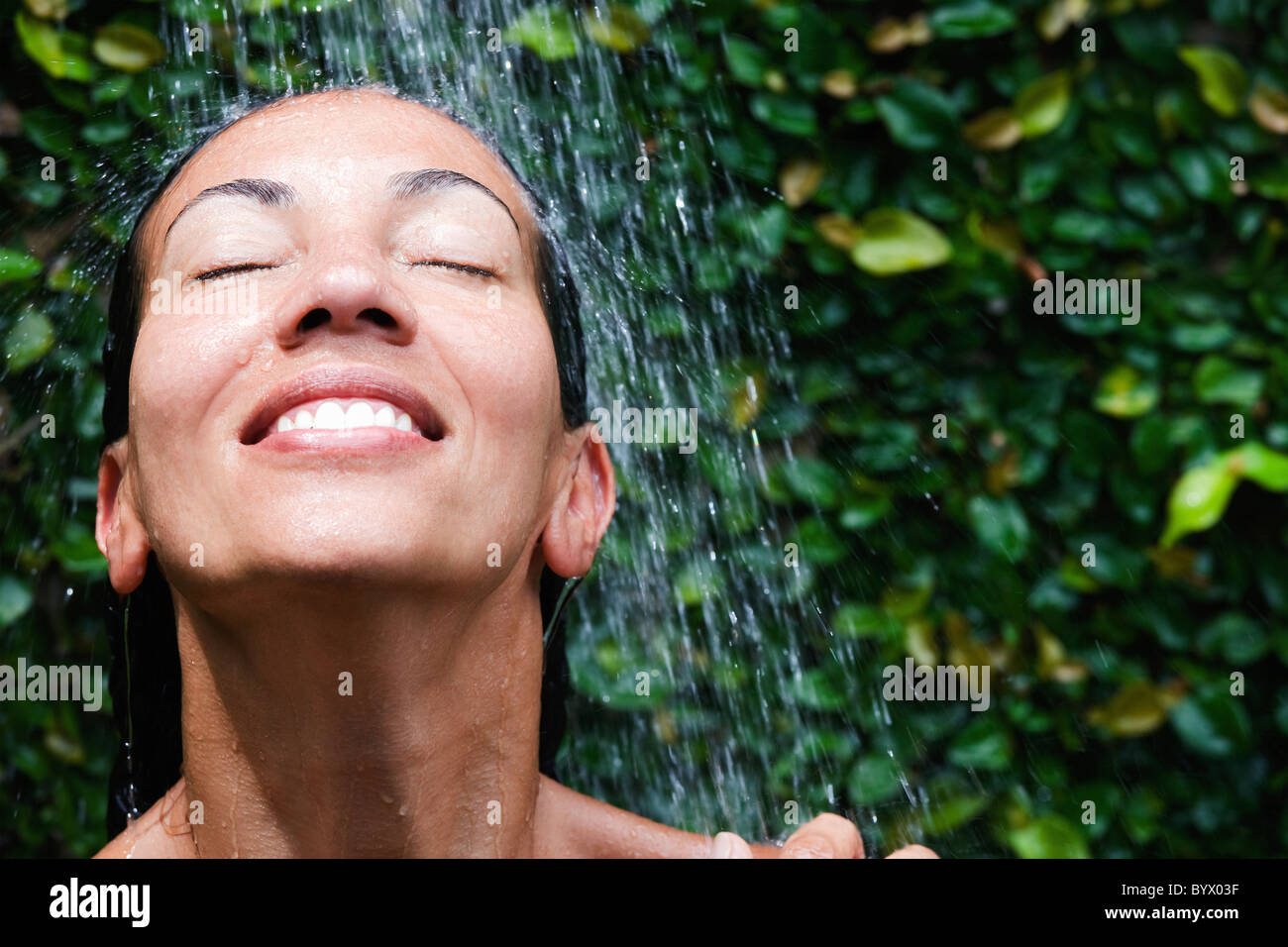 Sorridente donna colorato nella doccia Foto Stock
