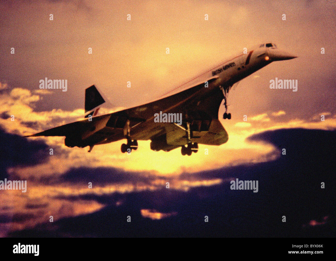 Uno degli ultimi voli del Concorde preso contro una regolazione del sole Foto Stock