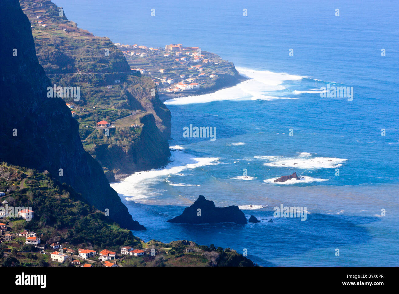 Vista della costa nord-orientale vicino a Santana, di Madera Foto Stock