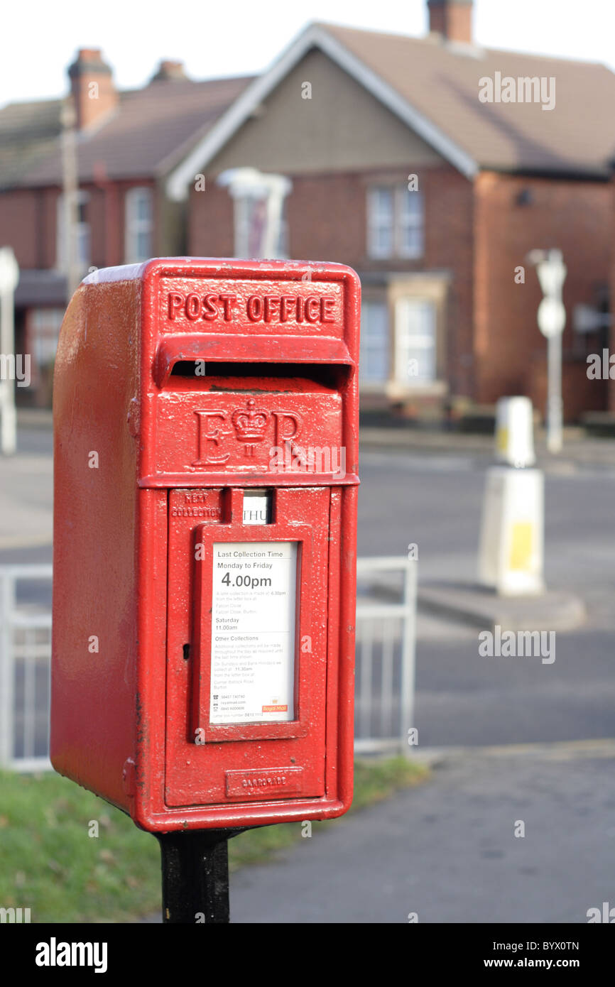 Rosso casella postale sul post Foto Stock