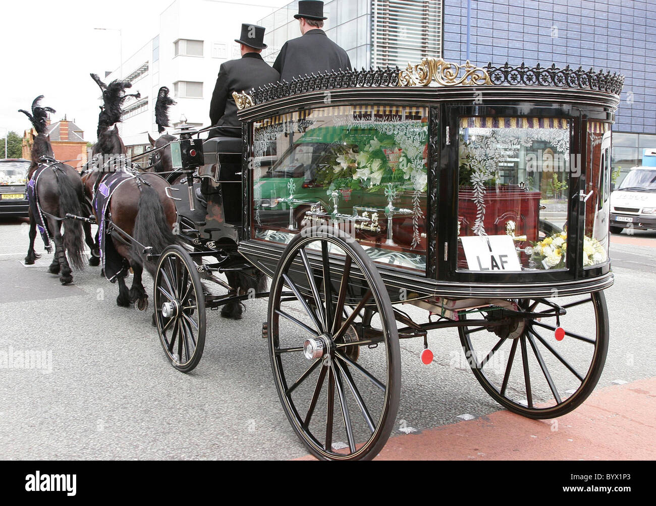 Bernard Manning il corteo funebre passa l'Embassy club dove il ritardo politicamente scorretto comico creato il suo commercio Foto Stock