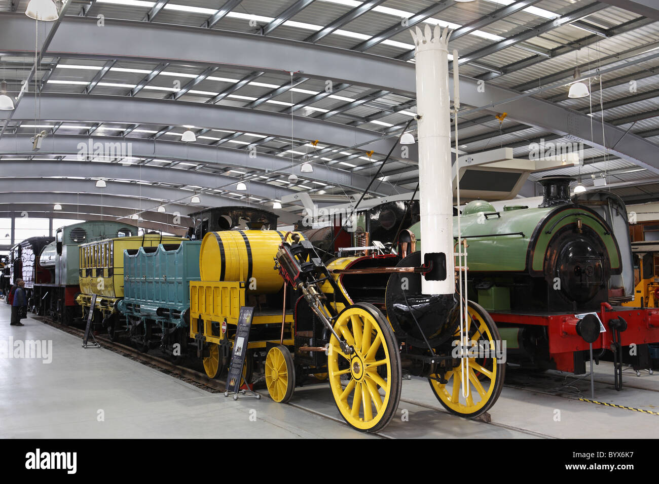 La replica Rocket locomotiva a vapore e treno NRM Shildon locomozione, Inghilterra del Nord Est. Foto Stock